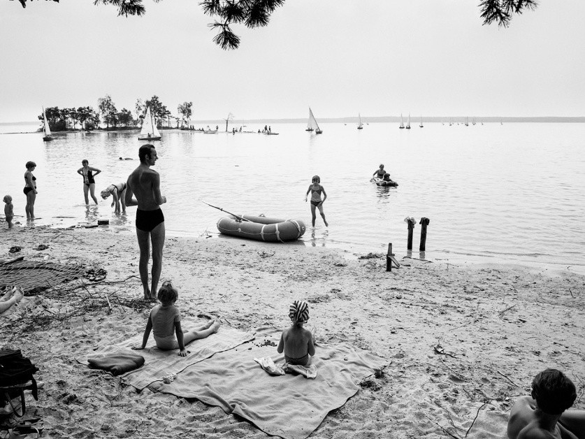 Wakacje na Opolszczyźnie w latach 60. Na zdjęciu: plażowanie...