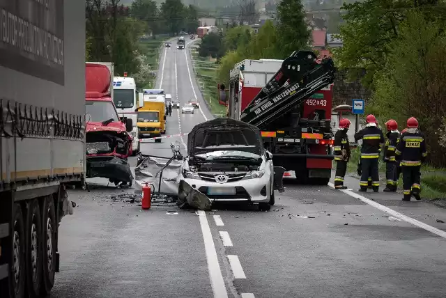 Wypadek w Rabce. Zginęły dwie osoby, w tym 5-letnie dziecko.