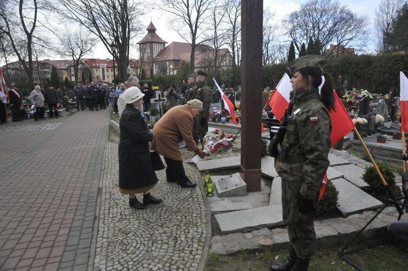 13 kwietnia br., na cmentarzu komunalnym w Ustce odbyły się...