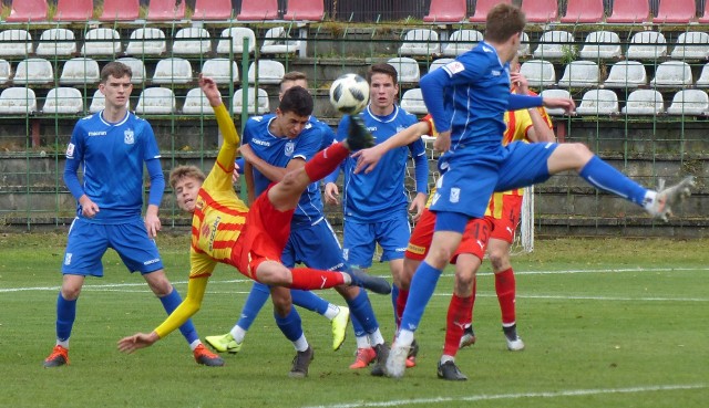 Piłkarze Korony Kielce wygrali z Lechem Poznań 2:1 w meczu Centralnej Ligi Juniorów do 18 lat. Zwycięską bramkę dla Korony w 92 minucie, po stałym fragmencie gry, zdobył Igor Kośmicki. Korona Kielce - Lech Poznań 2:1 (1:1)Bramki: Kamil Turek 32, Igor Kośmicki 90+2 - Filip Wilak 21.Korona: Karyś - Cukrowski, Seweryś, Kośmicki, R. Turek (55. Skupień) - K. Turek, Słabosz (65. Płocica), Konstantyn, Strzeboński (62. Żądło) - Gierczak (75. Tomczyk), Rybus.Lech: Bąkowski – Borowski, Tomal, Makuch, Palacz (46. Strózik) – Marszałkiewicz, Gogół (46. Ławrynowicz), Kołtański –  Wilak, Ratajczyk (78. Prałat), Uznański (46. Zaręba). Od początku mecz był wyrównany. Obydwie drużyny grały agresywnie. Pierwsi bramkę zdobyli goście - w 21 minucie Filip Wilak po świetnym dograniu Filipa Borowskiego. W 32. minucie Korona wyrównała, a autorem tego trafienia był Karol Turek.Po przerwie obydwie drużyny dążyły do zdobycia zwycięskiej bramki. Gospodarzom udało się to w doliczonym czasie gry. Po stałym fragmencie gry wygraną zapewnił Koronie Igor Kośmicki, któremu z trybun kibicował tata Marcin Kośmicki, były piłkarz Korony.  - Igor gra na środku obrony i przede wszystkim jest rozliczany z postawy w defensywie, a że dodatkowo strzela gole, to bardzo dobrze - powiedział Paweł Czaja, trener Korony. -Syn nie mógł sobie sprawić lepszego prezentu na 17 urodziny, które ma w poniedziałek, 18 listopada. Gratuluję mu tego gola, jestem z niego dumny. Cały czas go wspieram - powiedział Marcin Kośmicki, tata Igora, były piłkarz Korony Kielce, a obecnie trener Czarnovii Kielce.- To był dla nas trudny pojedynek, bo Lech wysoko zawiesił poprzeczkę. Miał swoje sytuacje, ale ich nie wykorzystał. W poprzednich meczach nie mieliśmy szczęścia, dzisiaj nam dopisało. Mecz był wyrównany. Igor w zamieszaniu podbramkowym umiał się znaleźć, strzelił ładnego gola i cieszymy się ze zwycięstwa - podsumował mecz Paweł Czaja, trener Korony. -Korona zagrażała nam przy stałych fragmentach gry. Zagraliśmy dobre spotkanie, były momenty, w których dominowaliśmy, ale nie byliśmy w stanie zdobyć bramki. Znowu zabrakło nam skuteczności  - powiedział Hubert Wędzonka, trener Lecha.Dorota Kułaga