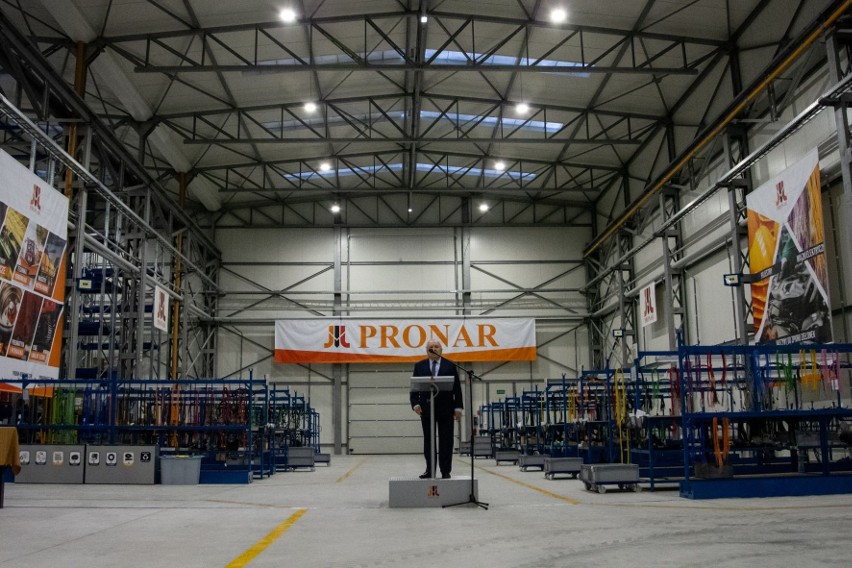 Pronar otworzył w swoim zakładzie w Narwi aż trzy nowe hale produkcyjne. Medale dla pracowników
