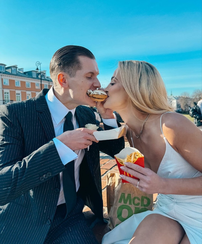 Nowożeńcy pochwalili się, jak razem jedzą hamburgera.