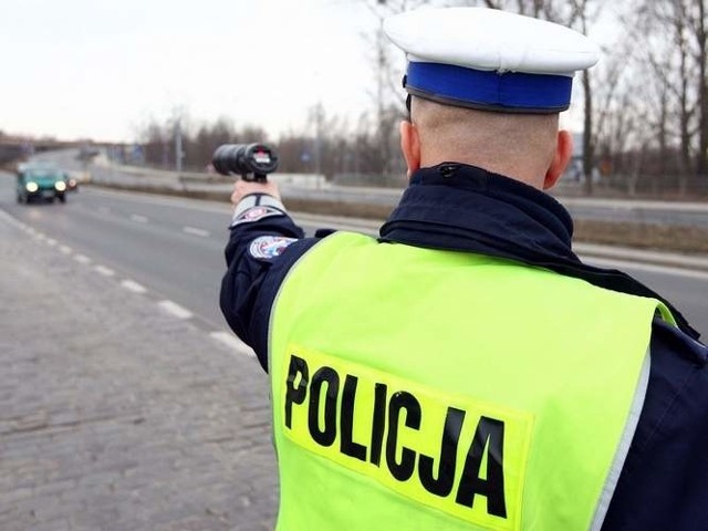 Podczas kontroli drogowej policjanci znaleźli narkotyki. Dwie osoby usłyszały zarzuty. 