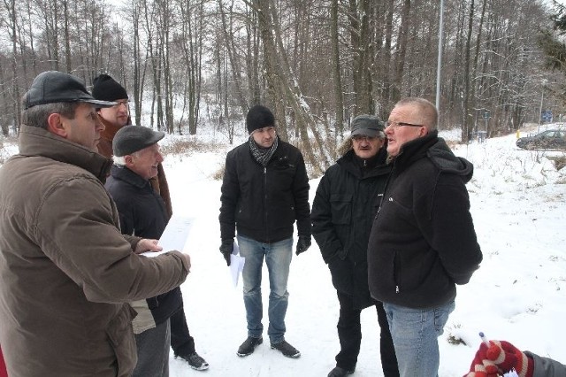 Andrzej Zając ( pierwszy z prawej) zgłosił urzędnikom, że na jego działce przy ulicy Piaski nad Rzeką powstała droga bez jego zgody. 