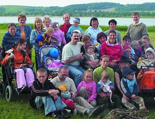 W tym roku w Dzień Dziecka rodzice i dzieci ze stowarzyszenia wybrali się nad jezioro do Kozielna.