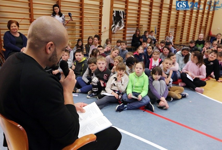 "Poczytajka", czyli gwiazdy czytają dzieciom. Damian Ukeje czytał najmłodszym w SP 5 w Szczecinie 
