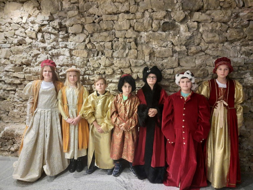 Żywa lekcja historii na zamku Krzyżtopór w Ujeździe. Dzieci stały się szlachcicami (ZDJĘCIA)