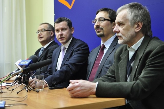 Z czterech kandydatów na prezydenta miasta został tylko jeden. Od lewej Marek Wikiński, Piotr Szprendałowicz, Jakub Kluziński i Mariusz Fogiel.