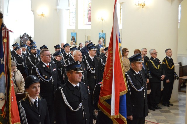 Podczas uroczystej mszy świętej z okazji 100-lecie Ochotniczej Straży Pożarnej w Solcu-Zdroju. Więcej na kolejnych zdjęciach.