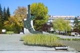 Plac Pamięci Narodowej w Częstochowie zmienia się. Trwa jego „odbetonowywanie"