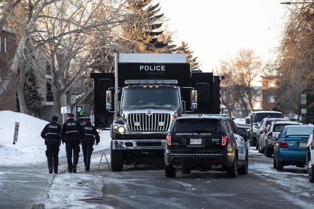 Dwóch policjantów zostało zastrzelonych podczas wezwania do kłótni domowej w Edmonton w Kanadzie