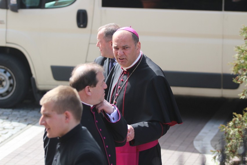 Tablicę pamiątkową ku czci ofiar katastrofy smoleńskiej...