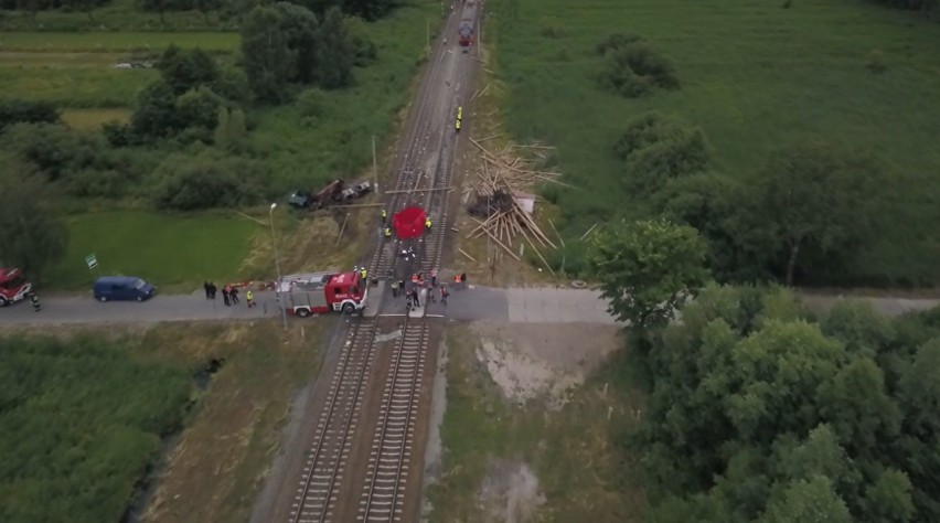 Daleszewo: Ciężarówka wjechała pod pociąg. Nie żyje jedna osoba, 27 rannych [WIDEO Z DRONA]