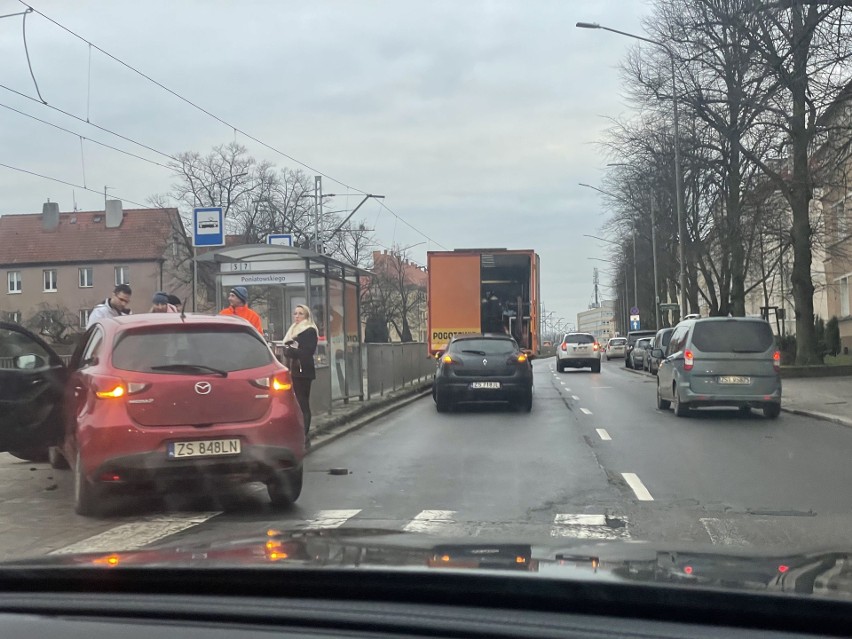 Wypadek na skrzyżowaniu ulic Mickiewicza i Poniatowskiego w Szczecinie! Możliwe utrudnienia w ruchu