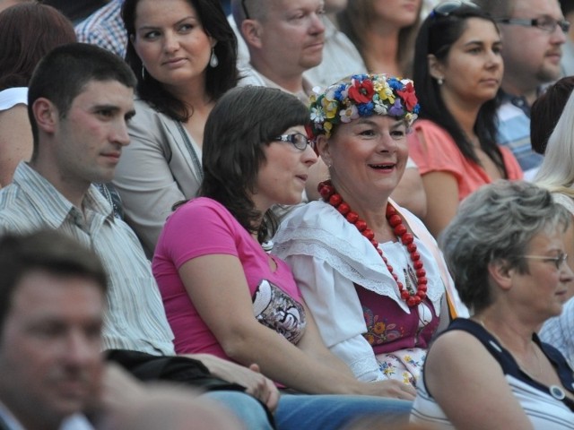 Strój śląski, w którym Jolanta Kawecka, wicedyrektor urzędu marszałkowskiego, coraz częściej pojawia się na oficjalnych imprezach, stał się powodem politycznej awantury.