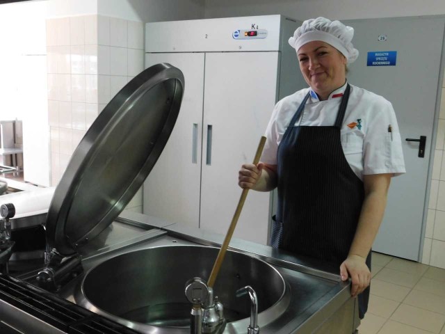 Renata Lasota, szef kuchni uważa, że każda potrawę trzeba dobrze zamieszać. Kuchnia robi wrażenie, są w niej kotły warzelne, piece konwekcyjno-parowe, maszyny do mielenia mięsa.