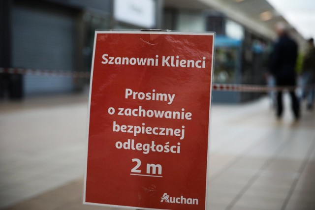 Ze względu na wzmożony ruch przed świętami wiele sklepów postanowiło zmienić godziny pracy, aby obsłużyć wszystkich klientów. Zobaczcie, jak pracują teraz popularne sieci handlowe.