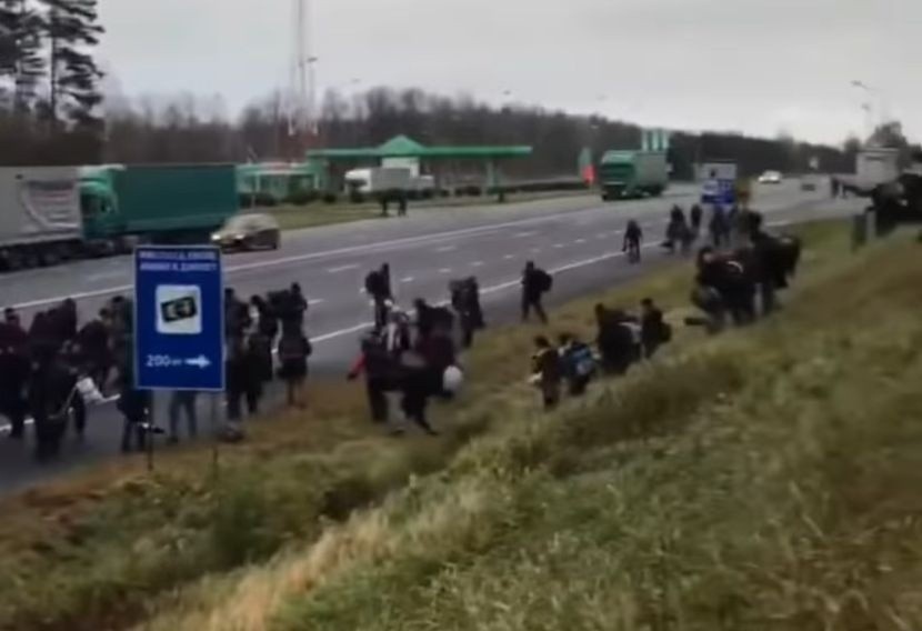 Tłum migrantów zmierza w kierunku przejścia granicznego w Kuźnicy. Polska mobilizuje siły RELACJA NA ŻYWO 