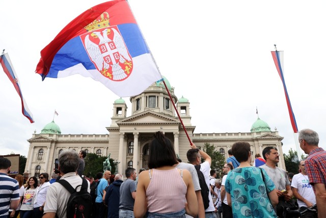 Tysiące Serbów protestują przeciwko przemocy i władzy w wielu miastach tego państwa.