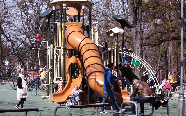 W tak słoneczny i ciepły dzień jak niedziela (11 kwietnia) Park Miejski im. Piotra Janowskiego w Grudziądzu jest doskonałym miejscem do wypoczynku na świeżym powietrzu. "Wypasiony" plac zabaw to niewątpliwa atrakcja dla najmłodszych.