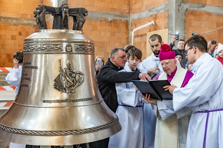 Dzwon poświęcił metropolita krakowski ks. arcybiskup Marek...