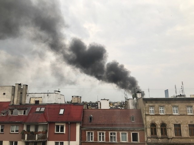 Pożar w centrum Wrocławia. Kłęby czarnego dymu nad miastem [FILM]