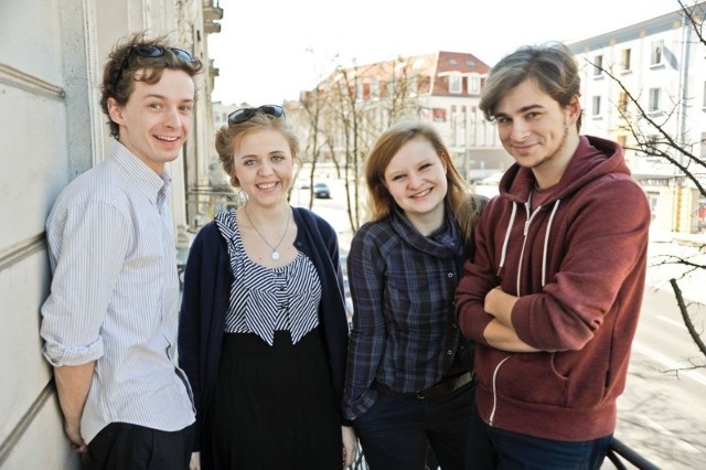 Grupę PAPAHEMA tworzą młodzi aktorzy z Akademii Teatralnej w Białymstoku: (od lewej) Mateusz Trzmiel, Paulina Moś, Helena Radzikowska i Paweł Rutkowski