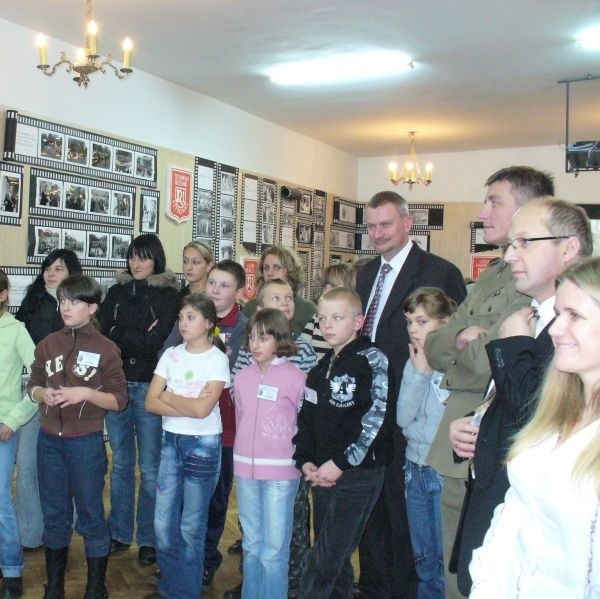 Młodzież i zaproszeni goście oglądali wystawę poświęconą historii Zespołu Szkół imienia Korpusu Ochrony Pogranicza.