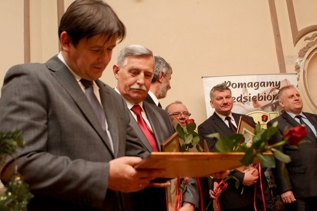 Wigilia w Słupskiej Izbie Przemysłowo-HandlowejPodczas spotkania w SIPH nagrodzono najprężniej działające firmy i menedżerów. Na pierwszym planie Andrzej Wójtowicz, prezes Wodociągów Słupsk. Tuż za nim Zdzisław Kołodziejski, dyrektor Ośrodka Doradztwa Rolniczego w Strzelinie.