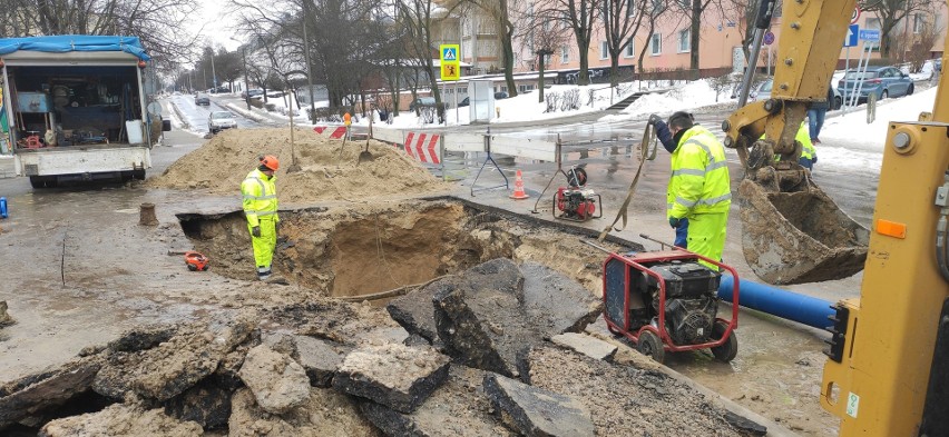 Najpierw awaria, a teraz remont. Trwają prace przy wodociągu przy ul. Popiełuszki