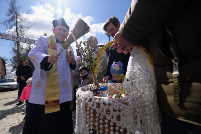 Tak wyglądają prawdziwe święta! W Kicinie, wsi w gminie Czerwonak, jak we wszystkich kościołach katolickich w Polsce, odbyła się tradycyjna święconka. Kicin jest jednak nietypową miejscowością, bo jest własnością kapituły katedralnej poznańskiej. Wielka Sobota jest więc tutaj szczególnie obchodzona. Zobaczcie, jak wyglądała święconka we wsi Kicin!Zobaczcie, jak wyglądała święconka we wsi Kicin! --->