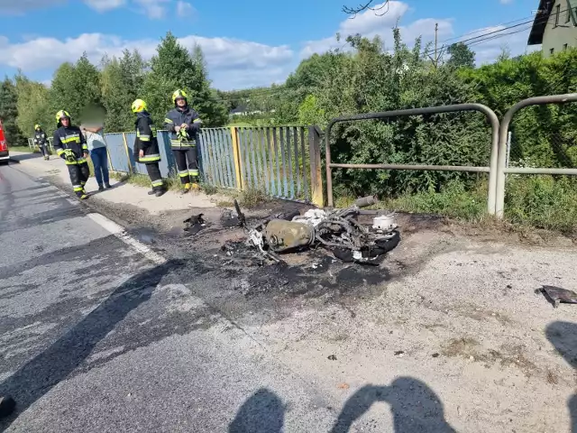 Motocykl uległ spaleniu. Jego kierowca trafił do szpitala