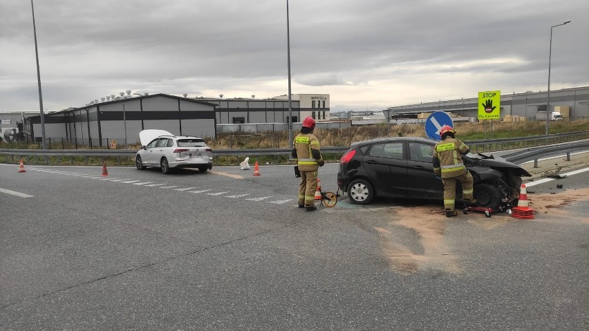 Wypadek w rejonie wjazdu na autostradę A4 w Bochni, dwie osoby zostały ranne. Mamy zdjęcia