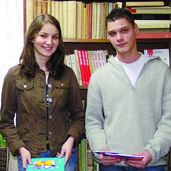 Marta Czekaj i Mateusz Chmielewski przygotowują już część artykułów szkolnych do wysyłki.