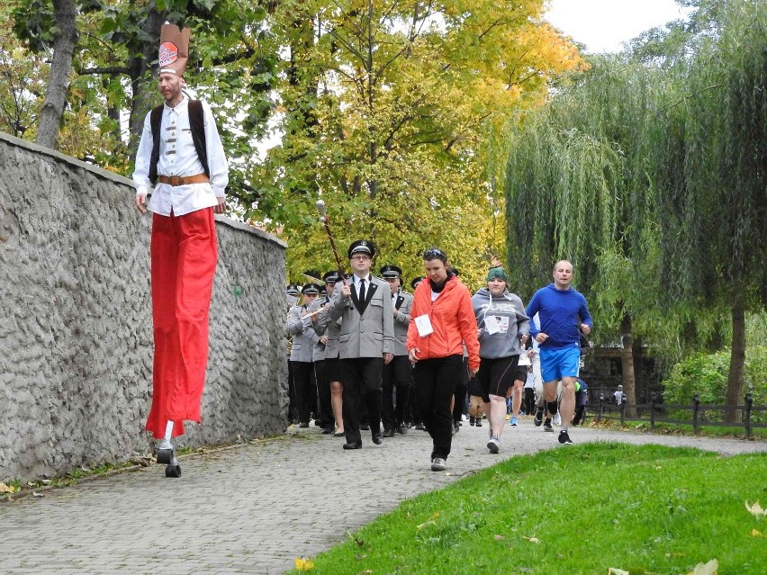 Jedni biegli, inni maszerowali albo jechali, na czym kto...