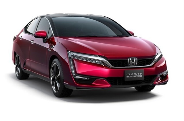 Honda Clarity Fuel Cell Honda Clarity Fuel Cell to pierwszy pojazd zasilany wodorem, w którym wszystkie elementy układu napędowego zostały umieszczone pod maską. Fot. Honda