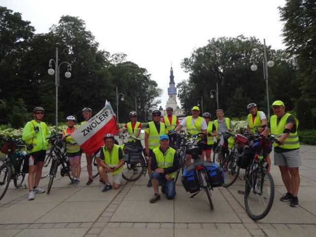 Zwoleńscy rowerzyści w kamizelkach odblaskowych z napisem Zwoleń dotarli na Jasnogórę pokonując 270 kilometrów.
