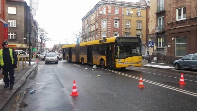 W Zabrzu kierowca autobusu komunikacji miejskiej spowodował wypadek, wjeżdżając w 62-letnią kobietę na pasach