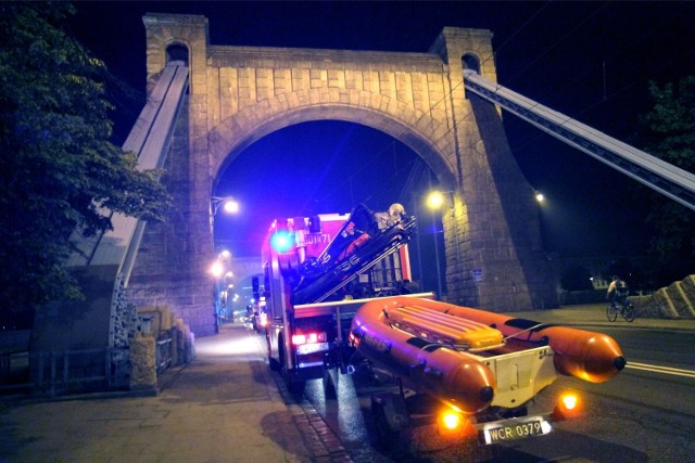 Kobieta skoczyła do Odry z mostu Grunwaldzkiego. Na ratunek wezwano strażaków