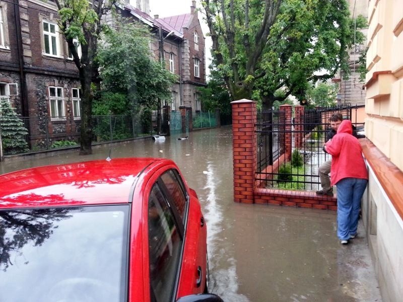 Zdjęcia wykonane tuż po ulewie w Przemyślu: zalane ulice Św....