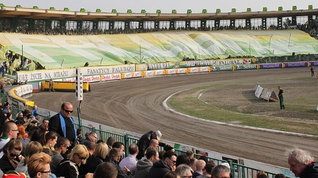 Przy takiej oprawie przygotowanej przez fanów Stelmet Falubaz Zielona Góra pokonał składywęgla.pl Polonię Bydgoszcz 48:42. Wielu konkursowiczów zaskoczyło tak skromne zwycięstwo