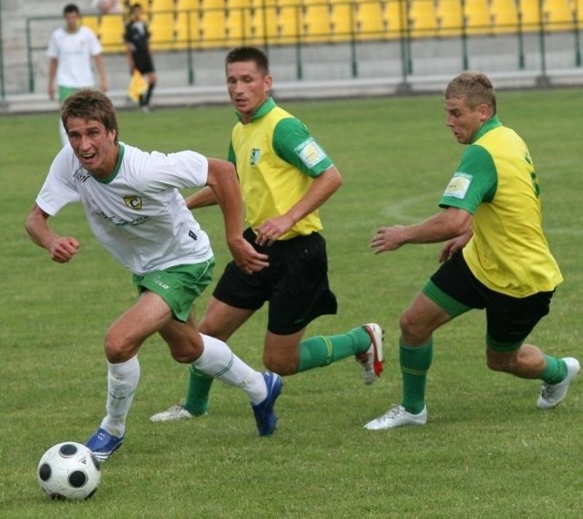 Piłkarze Czarnych Połaniec (białe koszulki) nie udanie dla siebie rozpoczęli sezon, przegrywając na własnym stadionie z Nidą Pińczów.