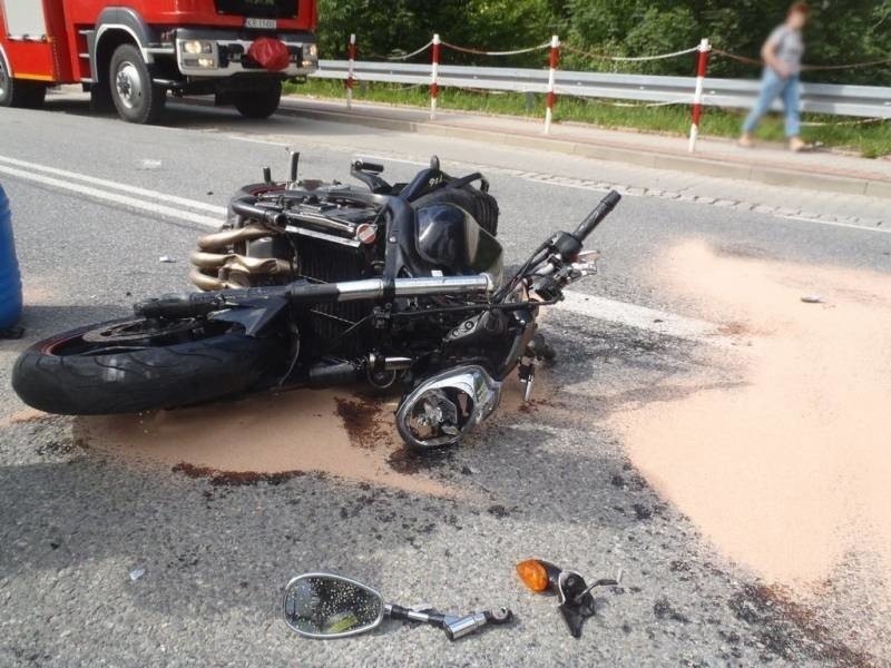 Wypadek we Frycowej. Zderzył się samochód z motocyklem [ZDJĘCIA]