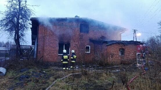 W wyniku pożaru domu w Żukowie jedna osoba została ciężko...
