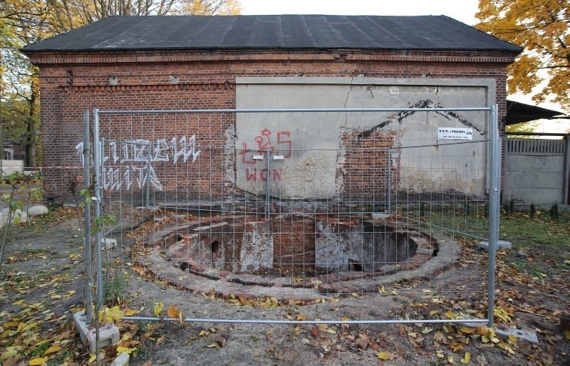 Fundamenty dawnej lodowni mają 1,6 m głębokości.