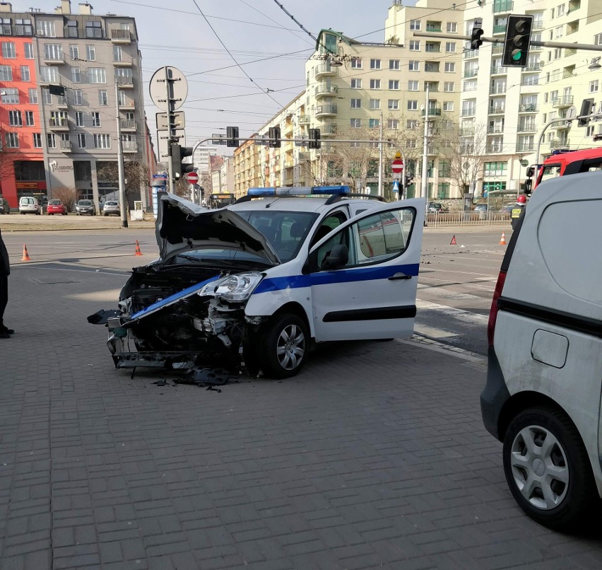 Wypadek karetki na Przedmieściu Oławskim. Dwie osoby ranne [ZDJĘCIA]