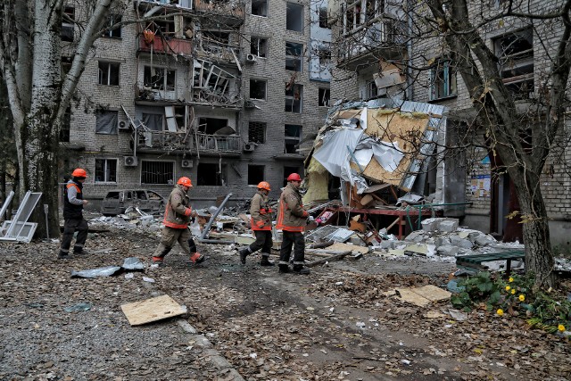 Po rakietowym ataku sił okupanta na Mikołajów na Ukrainie.