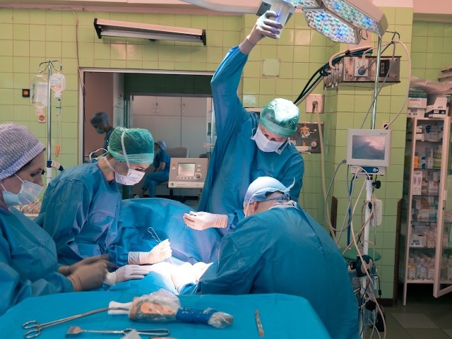 Od stycznia br. w USK w Rzeszowie, na raka piersi leczy się 106 kobiet; u 10 wykonano mastektomię podskórną z jednoczasową rekonstrukcją piersi przy pomocy implantu, a u 3 odtwórczą mastektomię z wszczepieniem ekspandera