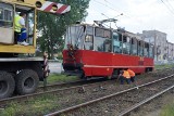Tramwaje Śląskie: Tramwaj linii 27 na Pogoni w Sosnowcu wykolejony [ZDJĘCIA PODNOSZENIA TRAMWAJU]