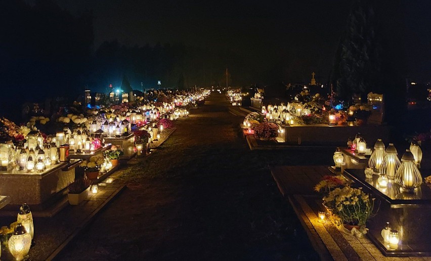 Cmentarz w Kazanowie pod osłoną nocy prezentuje się...